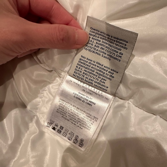 ❌Sold❌ Authentic Moncler women down vest - Picture 7 of 8